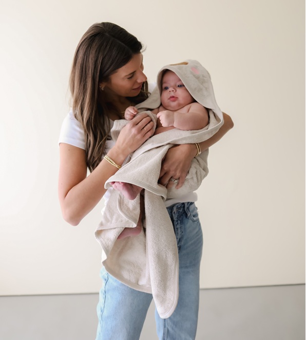 Kangura portanadons Tovallola amb caputxa i manyopla de bany CuddleBug Beige Bear
