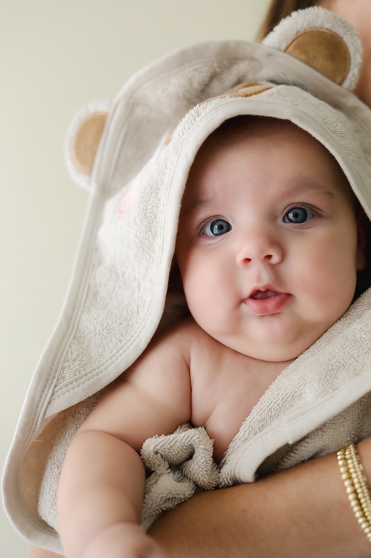 Kangura portanadons Tovallola amb caputxa i manyopla de bany CuddleBug Beige Bear