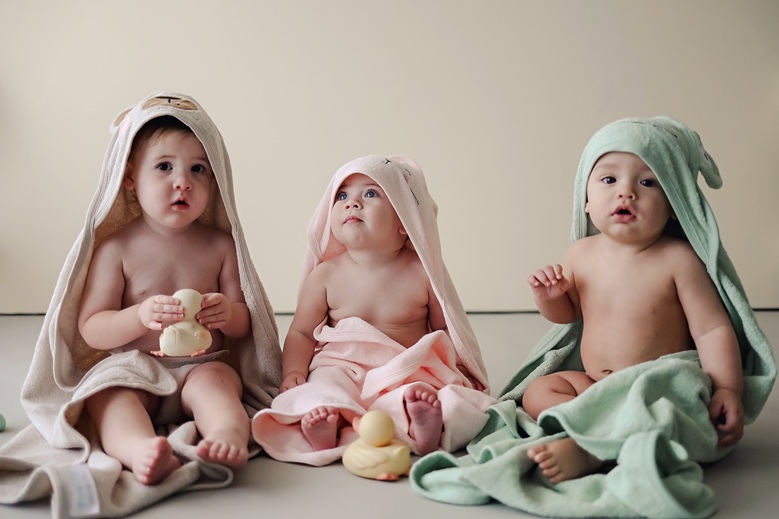 Kangura portanadons Tovallola amb caputxa i manyopla de bany CuddleBug Green Frog