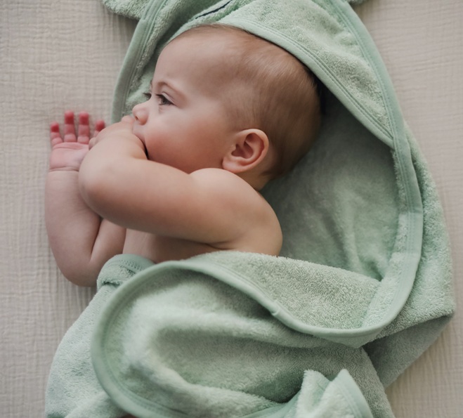 Kangura portanadons Tovallola amb caputxa i manyopla de bany CuddleBug Green Frog