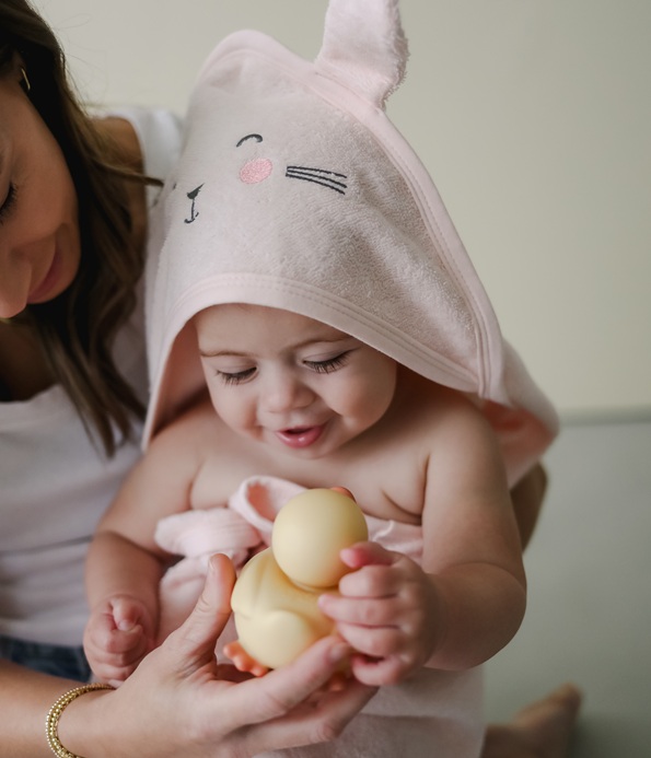 Kangura portanadons Tovallola amb caputxa i manyopla de bany CuddleBug Pink Bunny