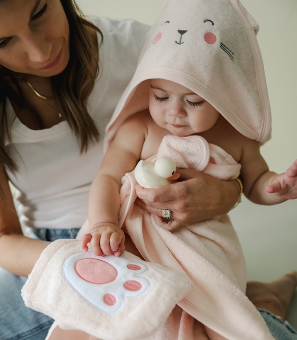 Kangura portanadons Tovallola amb caputxa i manyopla de bany CuddleBug Pink Bunny