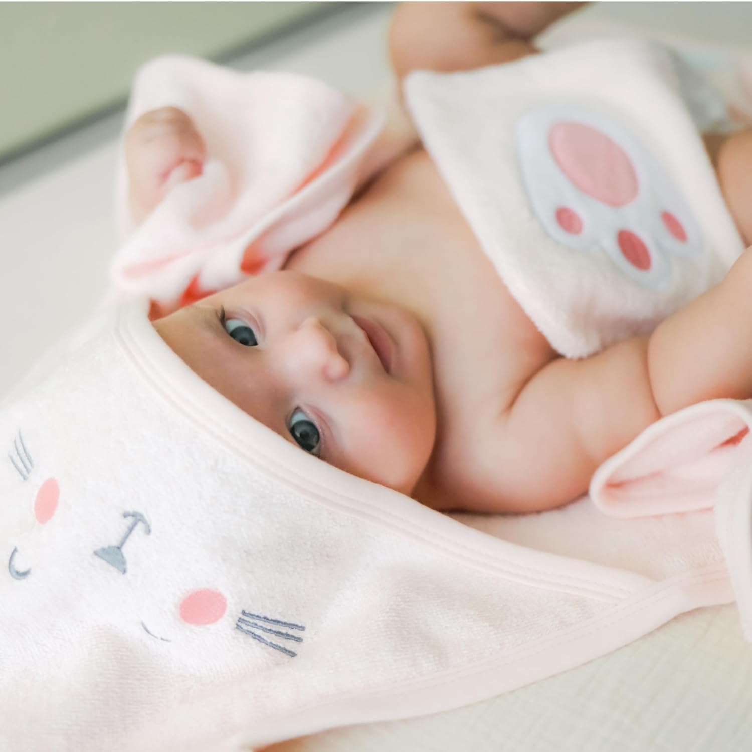 Kangura portanadons Tovallola amb caputxa i manyopla de bany CuddleBug Pink Bunny