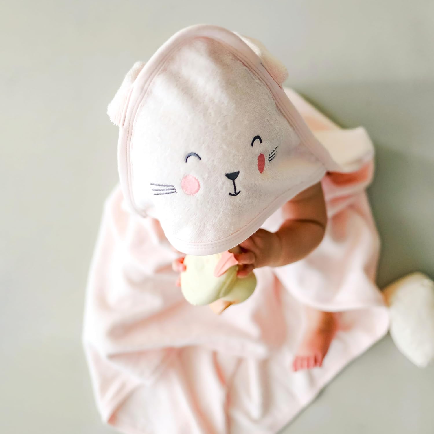 Kangura portanadons Tovallola amb caputxa i manyopla de bany CuddleBug Pink Bunny